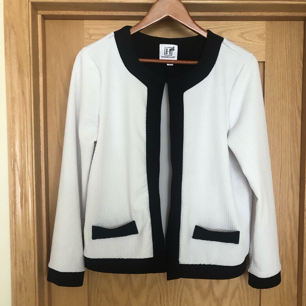 Lightweight black&white sweater. Size medium. Like new condition